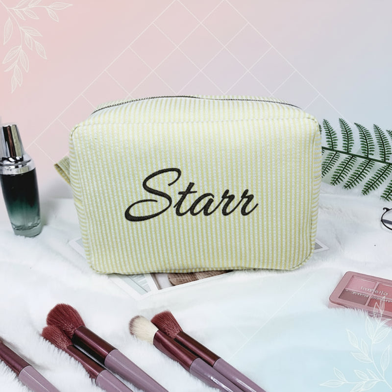 Striped Name Pouch – Henkilökohtainen ja tyylikäs – meikkipussi