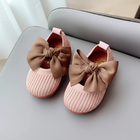 Thumbnail for SweetBow – Suloista ja käytännöllistä – Neulotut vauvan kengät, joissa on perhosrusetti