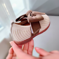 Thumbnail for SweetBow – Suloista ja käytännöllistä – Neulotut vauvan kengät, joissa on perhosrusetti