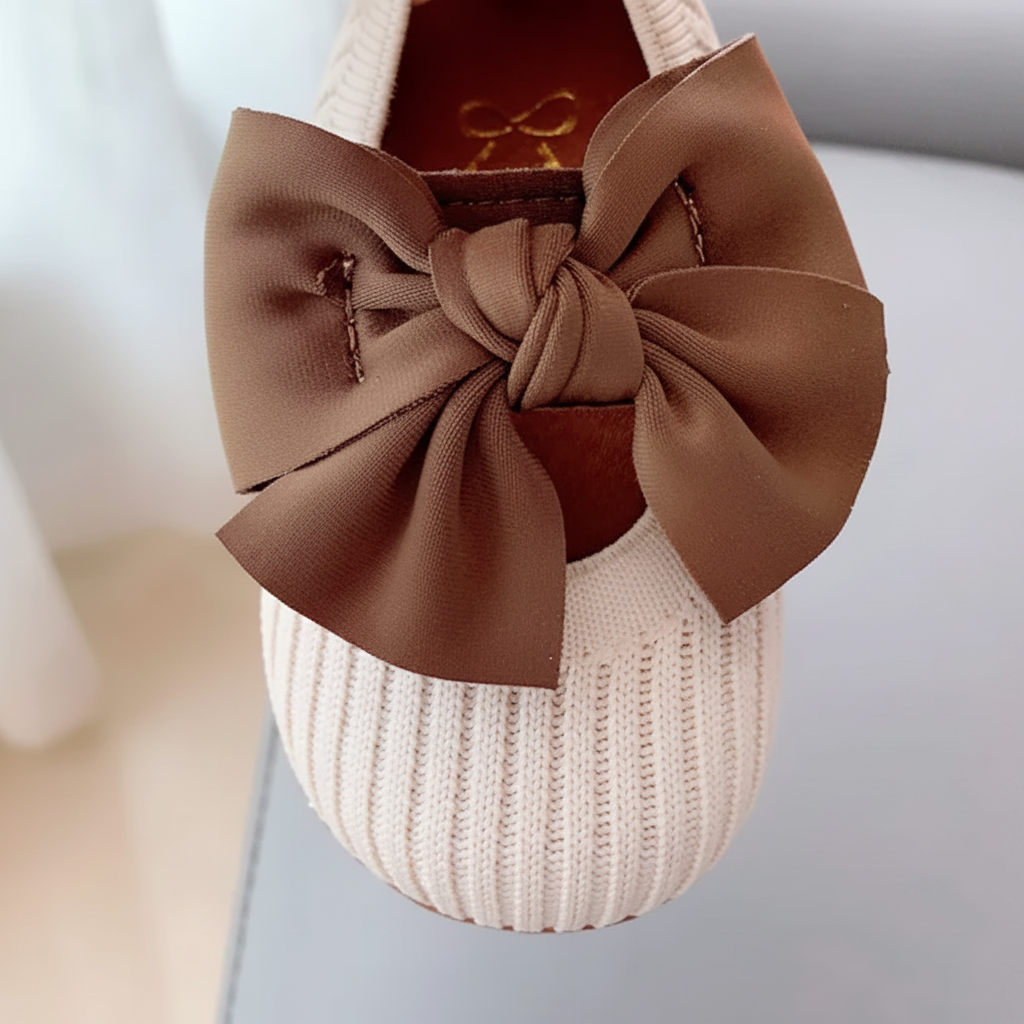 SweetBow – Suloista ja käytännöllistä – Neulotut vauvan kengät, joissa on perhosrusetti