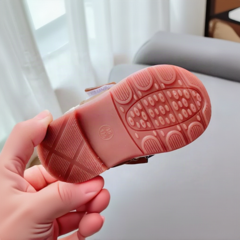 SweetBow – Suloista ja käytännöllistä – Neulotut vauvan kengät, joissa on perhosrusetti