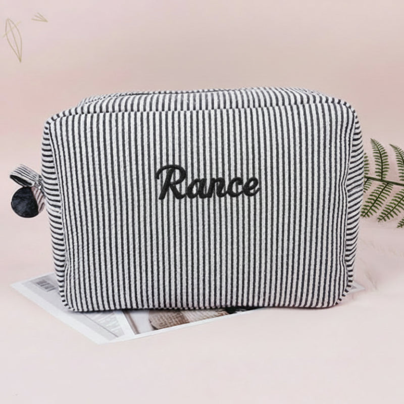 Striped Name Pouch – Henkilökohtainen ja tyylikäs – meikkipussi