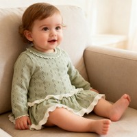 Thumbnail for MiniBelle – Tyylikäs ja pehmeä – Neulottu vauvanmekko, jossa on röyhelökoriste