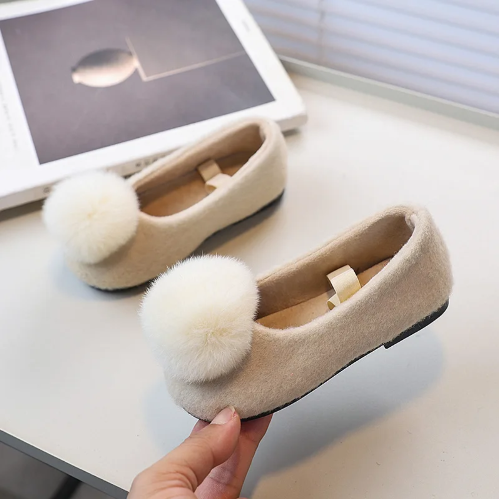 SoftSteps –  Lämmin ja pehmeä – Tyttöjen kengät, joissa on pehmopomponi