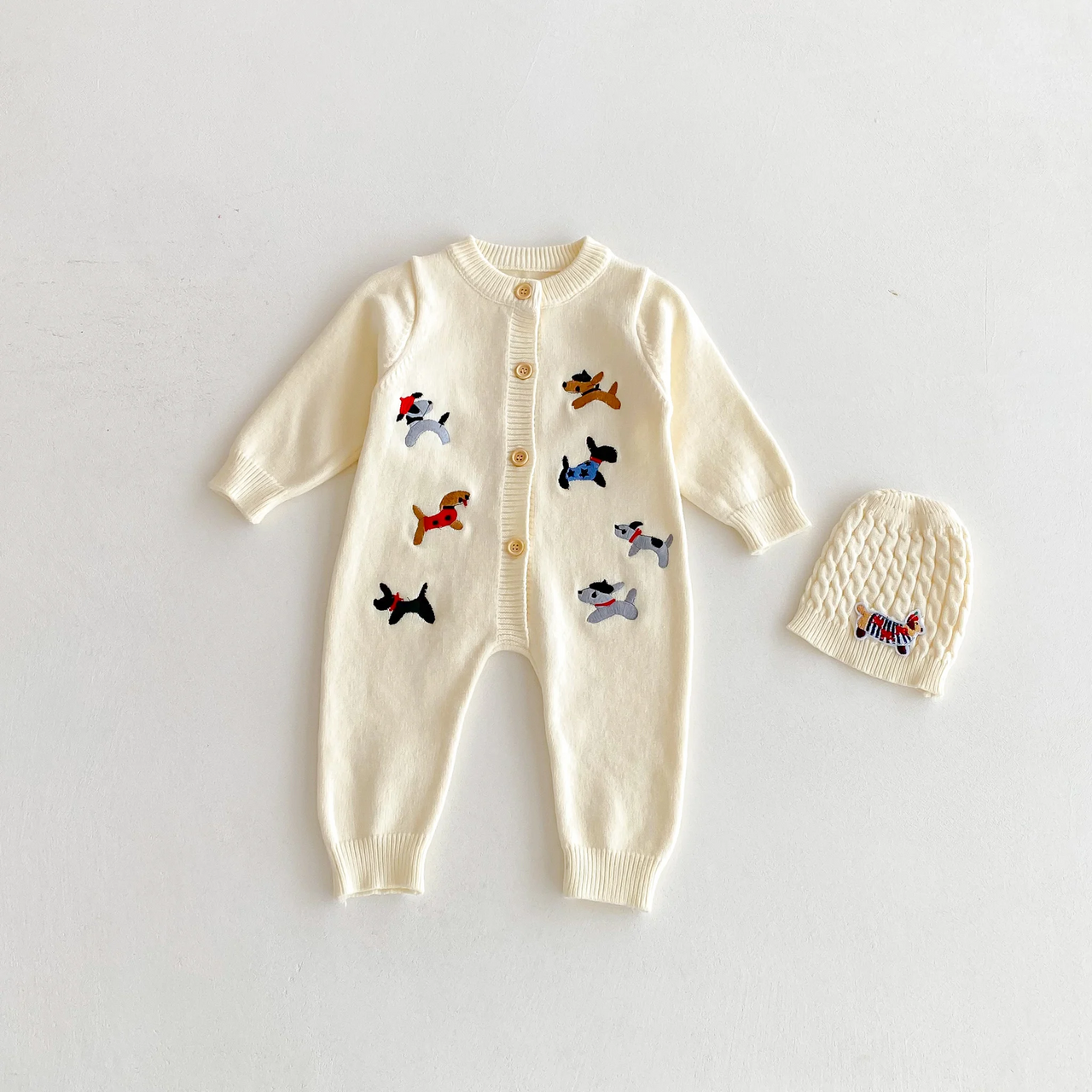 PlayfulKnit – Pehmeä ja suloinen – neulottu vauvan haalari, jossa on koirakuviota