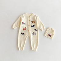 Thumbnail for PlayfulKnit – Pehmeä ja suloinen – neulottu vauvan haalari, jossa on koirakuviota