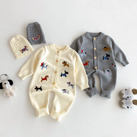 Thumbnail for PlayfulKnit – Pehmeä ja suloinen – neulottu vauvan haalari, jossa on koirakuviota