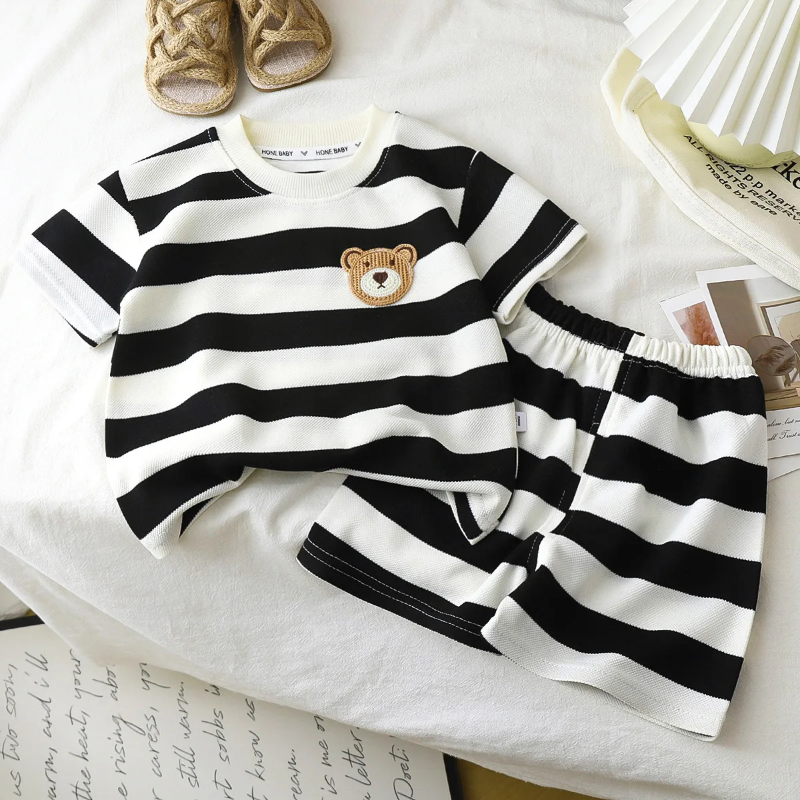 Kids Stripe Outfit – Trendikäs ja mukava – kesäinen lasten asu