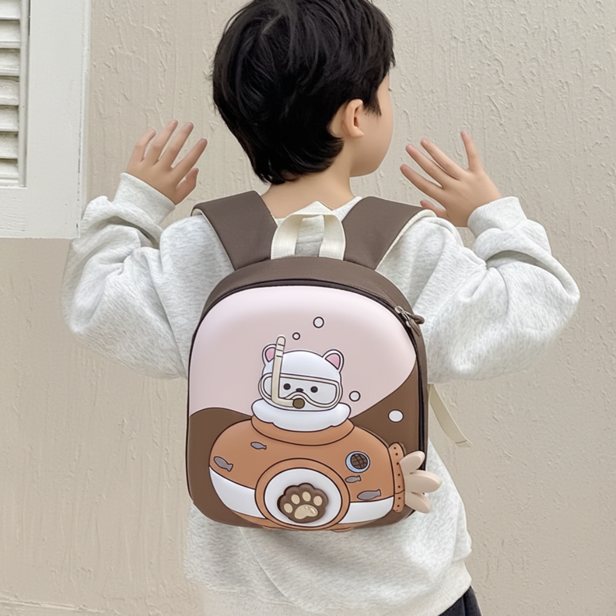 KiddoPack – Söpö ja käytännöllinen – lasten reppu, jossa on valaiseva jalka