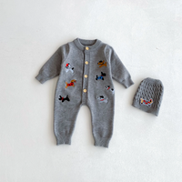 Thumbnail for PlayfulKnit – Pehmeä ja suloinen – neulottu vauvan haalari, jossa on koirakuviota