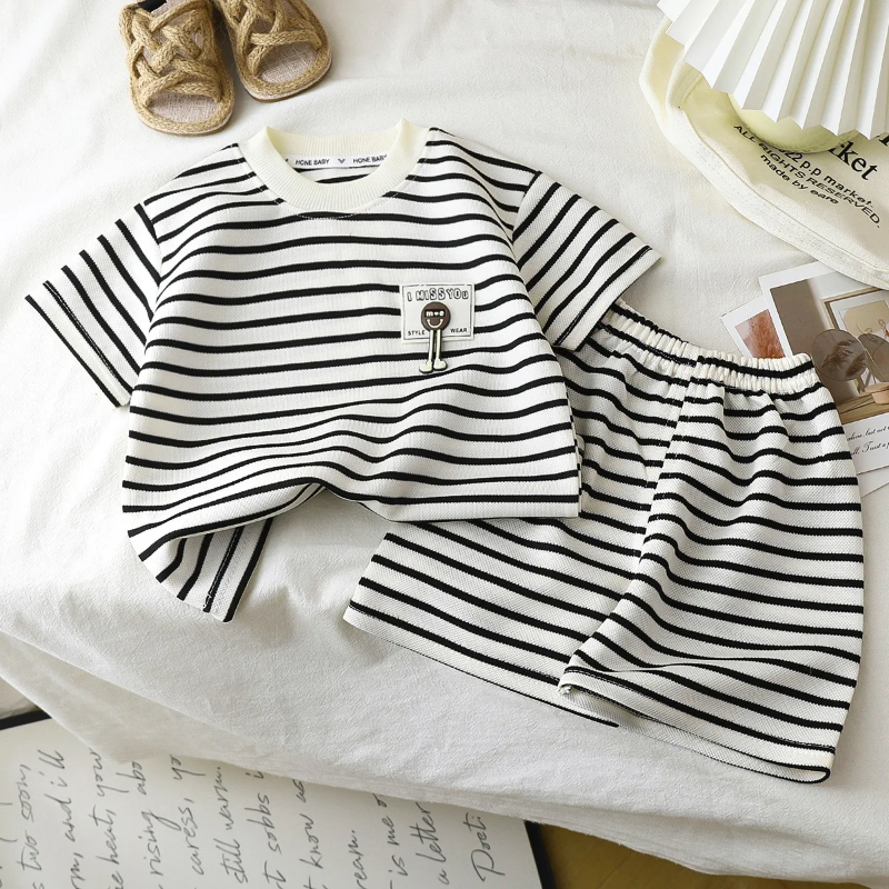 Kids Stripe Outfit – Trendikäs ja mukava – kesäinen lasten asu