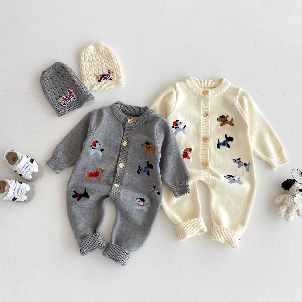 PlayfulKnit – Pehmeä ja suloinen – neulottu vauvan haalari, jossa on koirakuviota