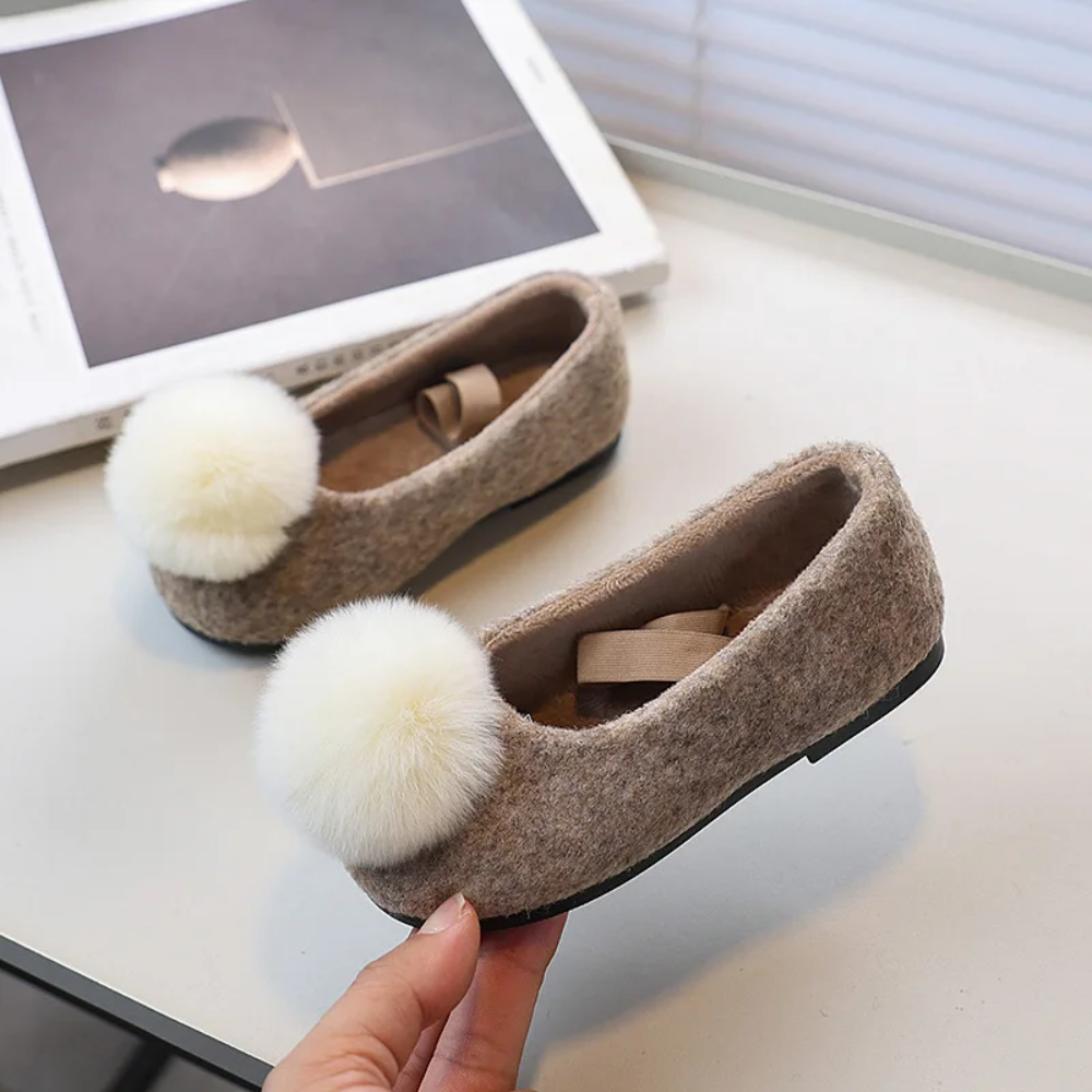 SoftSteps –  Lämmin ja pehmeä – Tyttöjen kengät, joissa on pehmopomponi