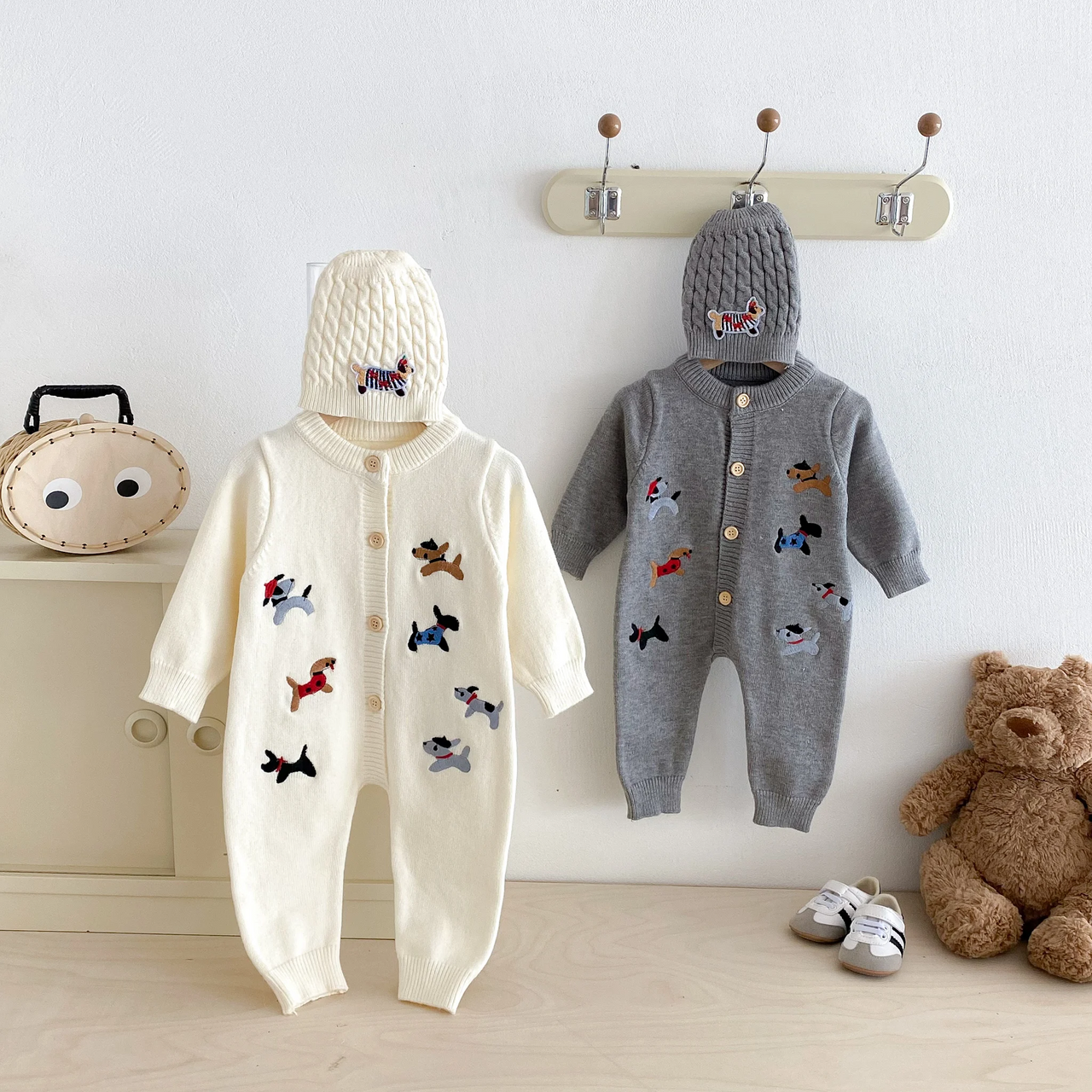 PlayfulKnit – Pehmeä ja suloinen – neulottu vauvan haalari, jossa on koirakuviota
