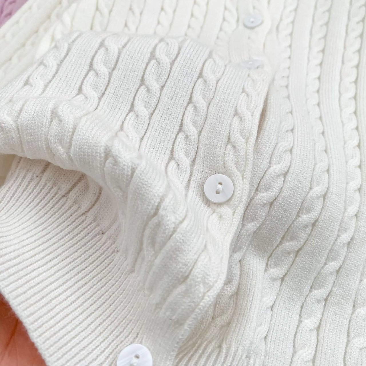CozyBelle – Elegantti ja lämmin – neulottu neuletakki, jossa on napit