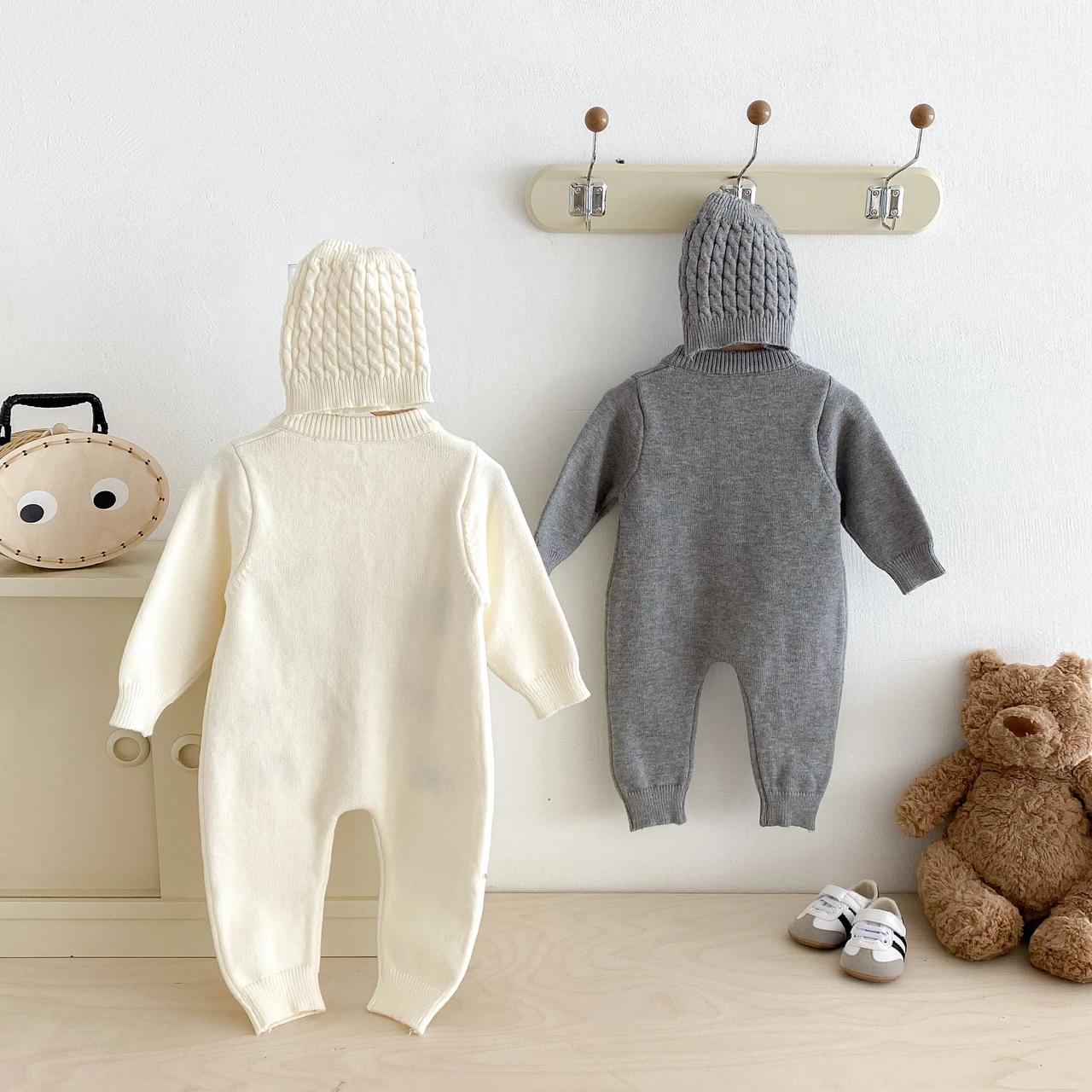 PlayfulKnit – Pehmeä ja suloinen – neulottu vauvan haalari, jossa on koirakuviota