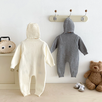 Thumbnail for PlayfulKnit – Pehmeä ja suloinen – neulottu vauvan haalari, jossa on koirakuviota