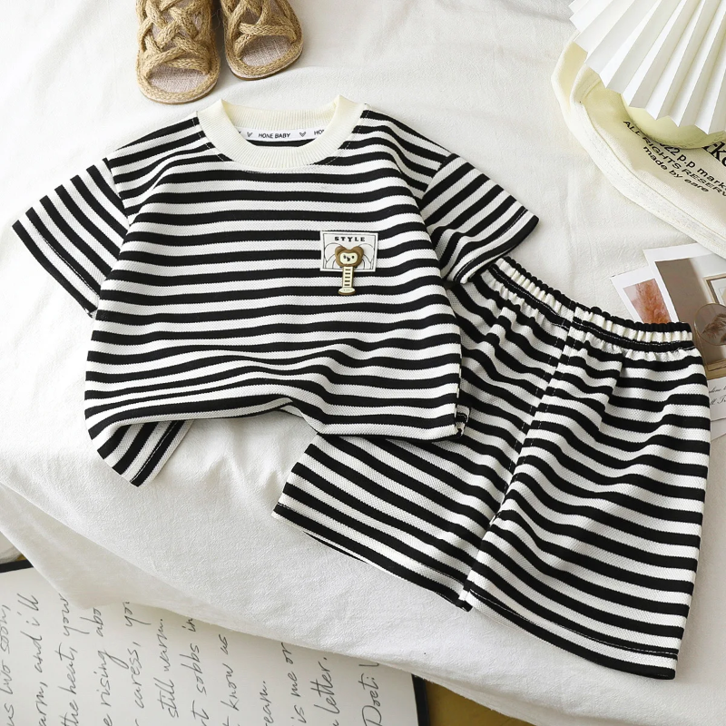 Kids Stripe Outfit – Trendikäs ja mukava – kesäinen lasten asu