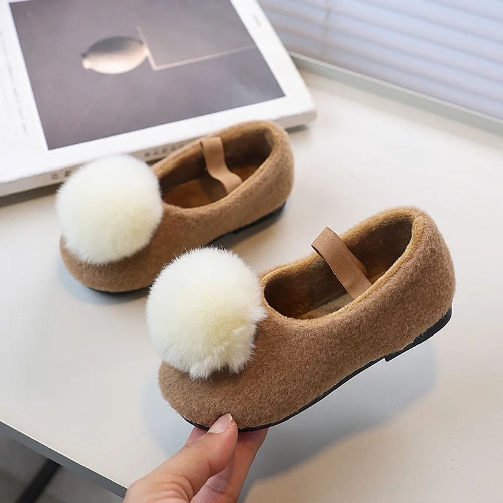 SoftSteps –  Lämmin ja pehmeä – Tyttöjen kengät, joissa on pehmopomponi