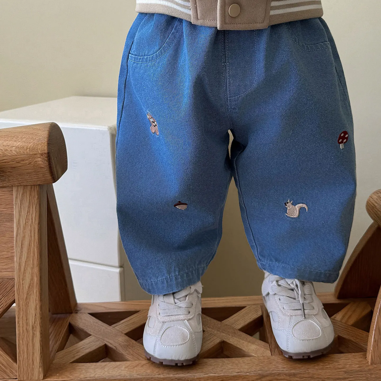 LittlePatch – Pehmeät ja mukavat – lasten housut, joissa on brodeerattuja yksityiskohtia