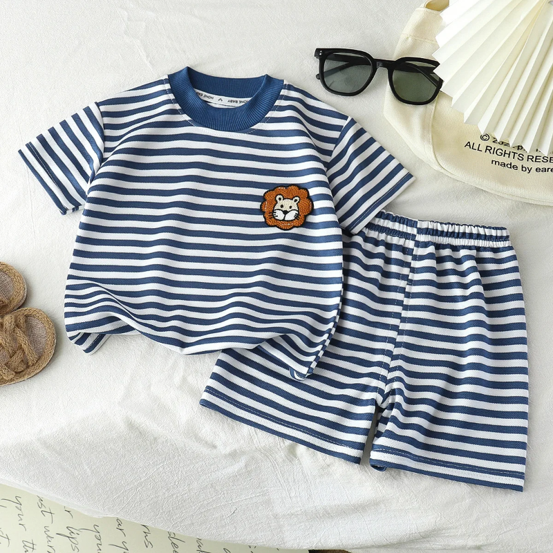 Kids Stripe Outfit – Trendikäs ja mukava – kesäinen lasten asu