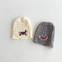 Thumbnail for PlayfulKnit – Pehmeä ja suloinen – neulottu vauvan haalari, jossa on koirakuviota