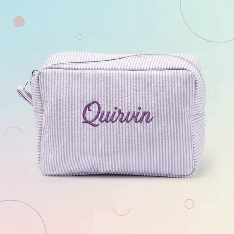 Striped Name Pouch – Henkilökohtainen ja tyylikäs – meikkipussi