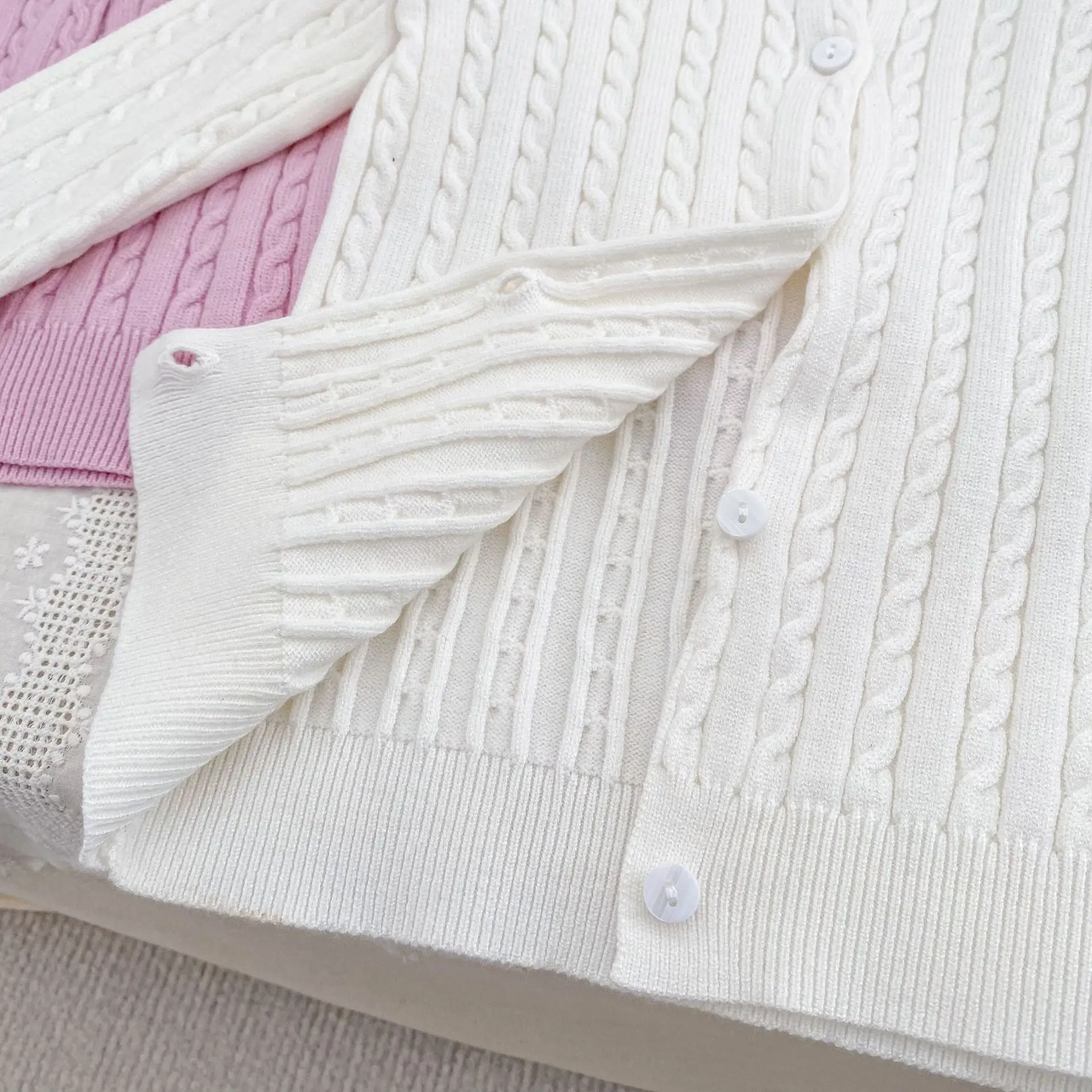 CozyBelle – Elegantti ja lämmin – neulottu neuletakki, jossa on napit