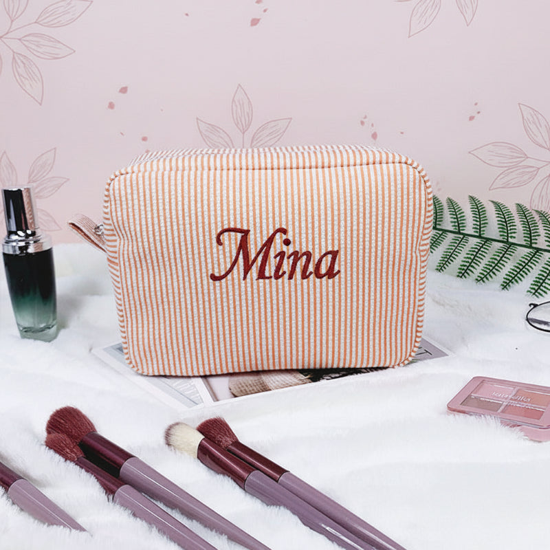 Striped Name Pouch – Henkilökohtainen ja tyylikäs – meikkipussi