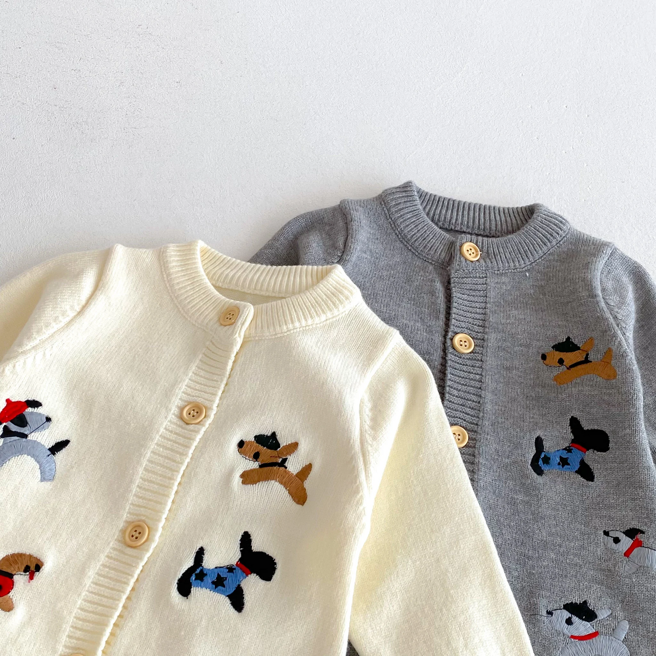 PlayfulKnit – Pehmeä ja suloinen – neulottu vauvan haalari, jossa on koirakuviota