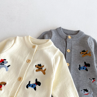 Thumbnail for PlayfulKnit – Pehmeä ja suloinen – neulottu vauvan haalari, jossa on koirakuviota