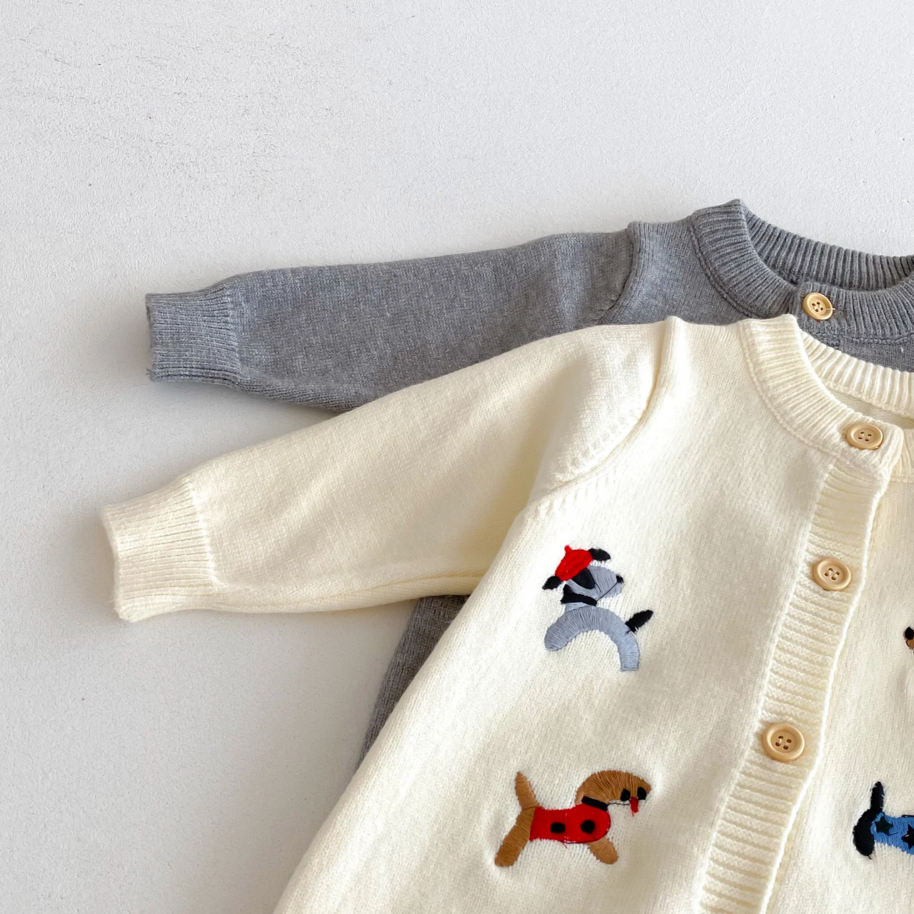 PlayfulKnit – Pehmeä ja suloinen – neulottu vauvan haalari, jossa on koirakuviota