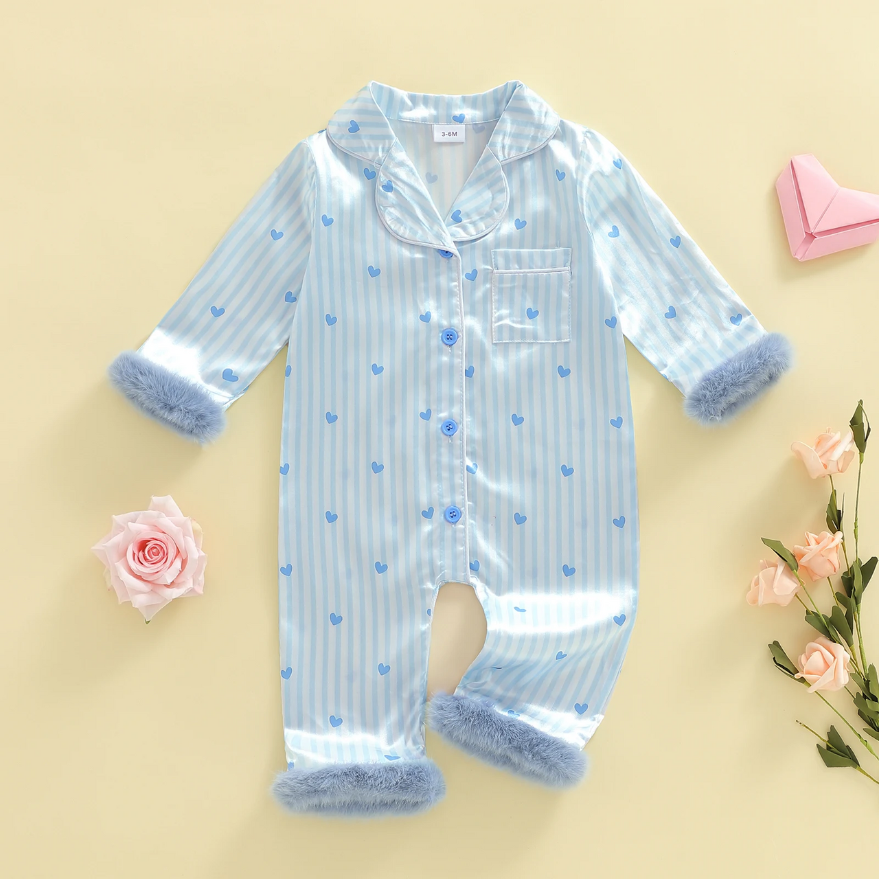 TinyLove – Pehmeä ja lämmin – vauvan haalari, jossa on sydänkuvio ja pehmoleluyksityiskohdat