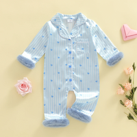 Thumbnail for TinyLove – Pehmeä ja lämmin – vauvan haalari, jossa on sydänkuvio ja pehmoleluyksityiskohdat