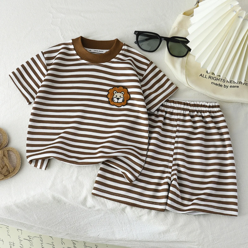 Kids Stripe Outfit – Trendikäs ja mukava – kesäinen lasten asu