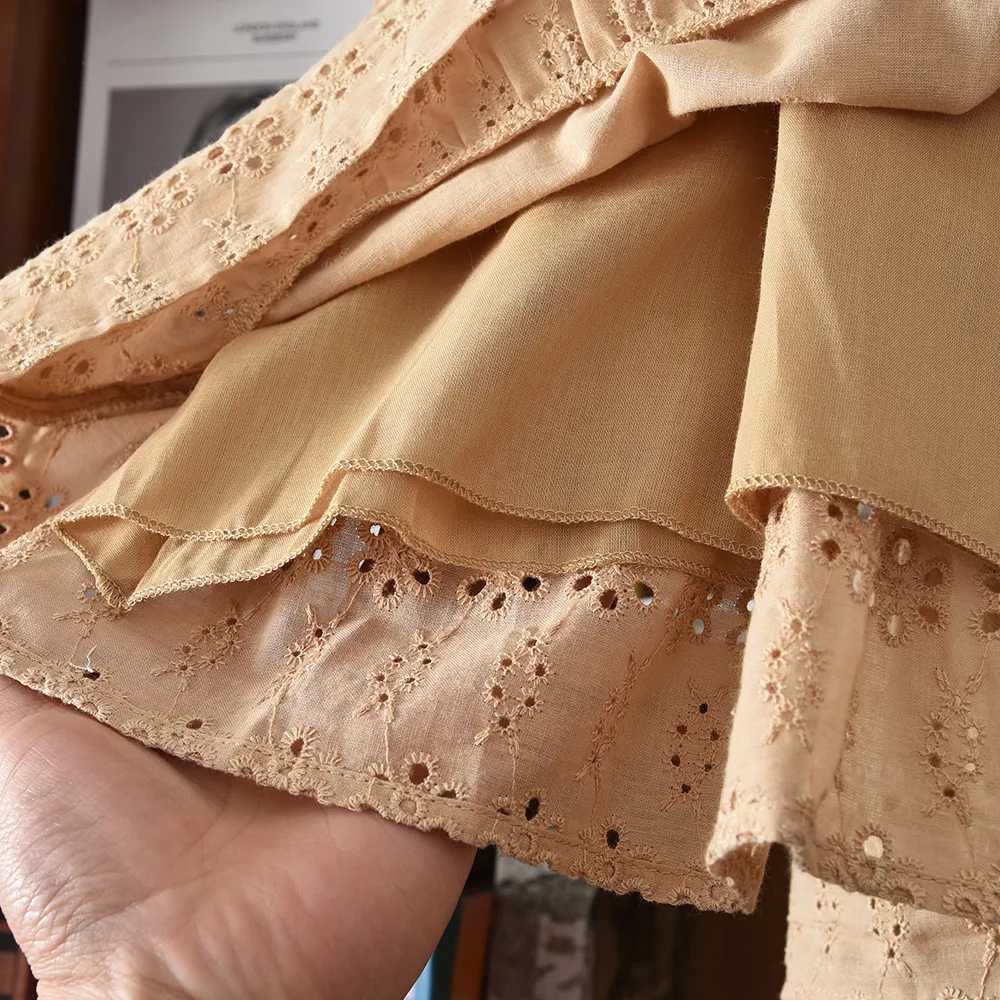 BohoBelle – Tyylikäs ja mukava – mekko, jossa on broderie-yksityiskohtia
