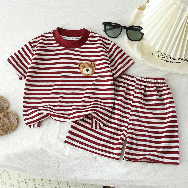 Kids Stripe Outfit – Trendikäs ja mukava – kesäinen lasten asu