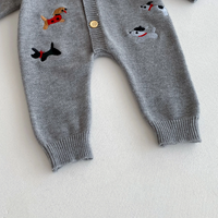Thumbnail for PlayfulKnit – Pehmeä ja suloinen – neulottu vauvan haalari, jossa on koirakuviota