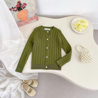 Thumbnail for CozyBelle – Elegantti ja lämmin – neulottu neuletakki, jossa on napit