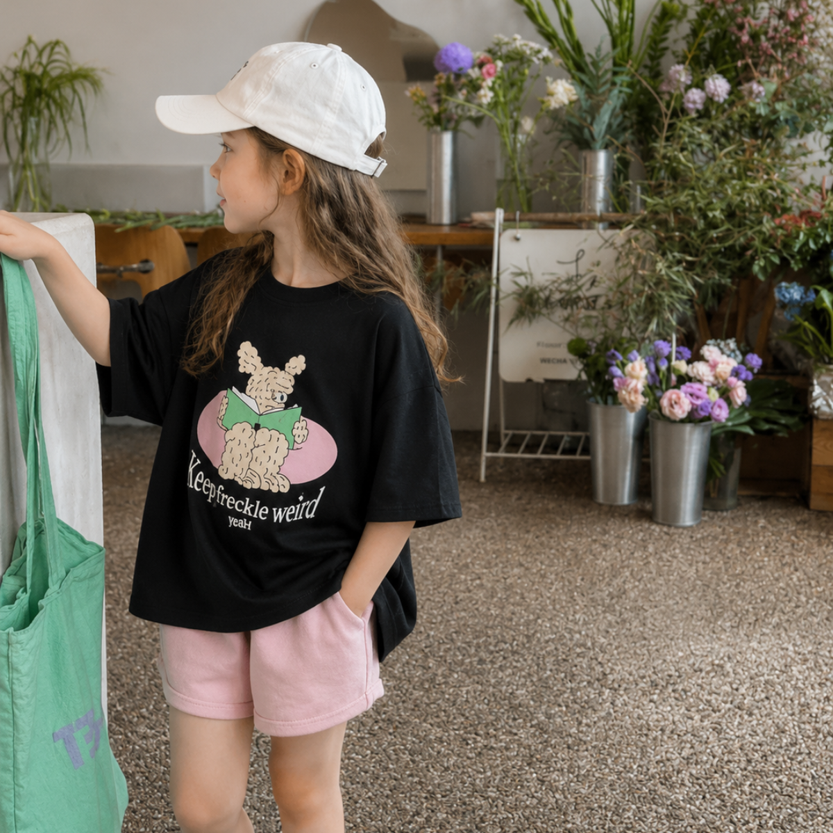 SunnyKids – Mukava ja söpö – Oversized-T-paita, jossa on sarjakuvapainatus