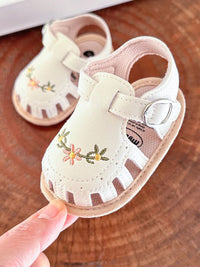 Thumbnail for TinyPetals – Mukavuus ja tyyli – Vauvan sandaalit kukka-brodeerauksella