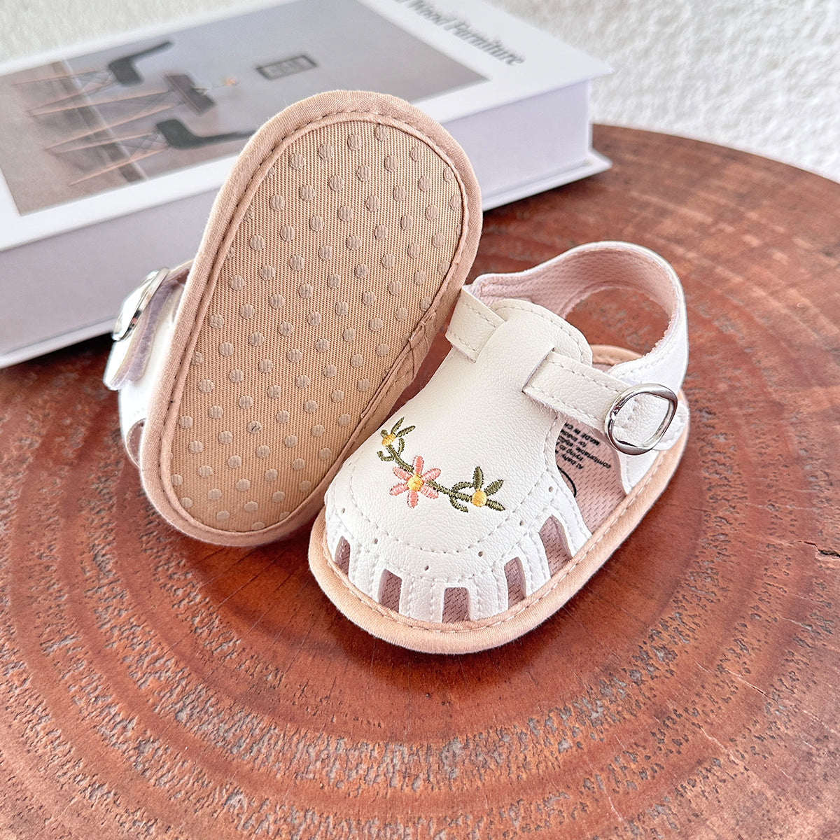 TinyPetals – Mukavuus ja tyyli – Vauvan sandaalit kukka-brodeerauksella