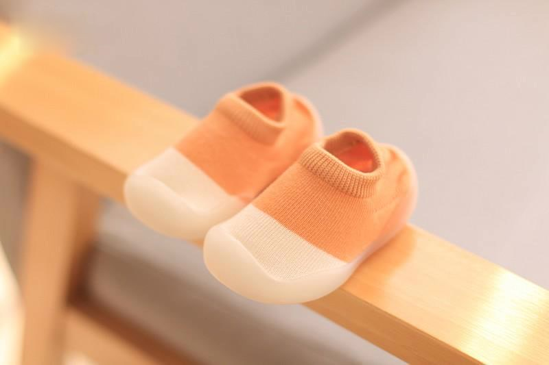TinySteps – Mukavuus ja turvallisuus – FlexiFeet-vauvankengät