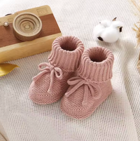 Thumbnail for SnuggleSteps – Lämmin ja pehmeä – Neulotut vauvan tossut