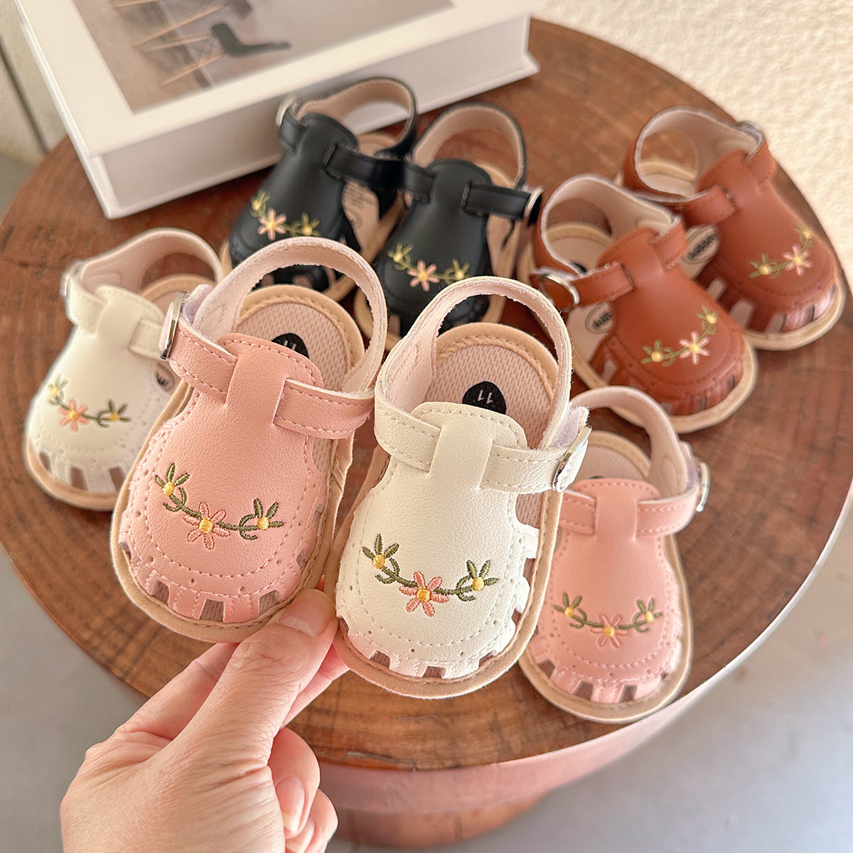 TinyPetals – Mukavuus ja tyyli – Vauvan sandaalit kukka-brodeerauksella