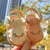 Thumbnail for TinyPetals – Mukavuus ja tyyli – Vauvan sandaalit kukka-brodeerauksella