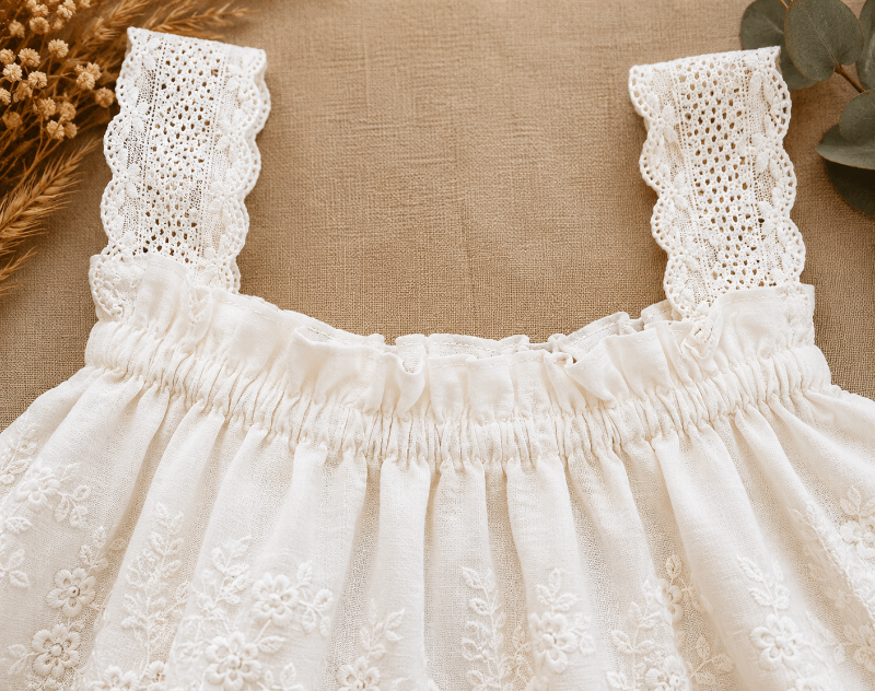 TinyLuxe – Zomerset-pitsipaita ja leveälahkeiset housut