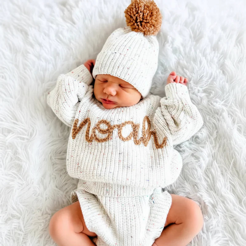 Personalized Baby Sweater – Ainutlaatuinen ja rakastava – brodeerattu, nimikoitu vauvan villapaita
