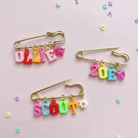 Thumbnail for Personalized Charm Pin – Henkilökohtainen ja tyylikäs – nimikoru