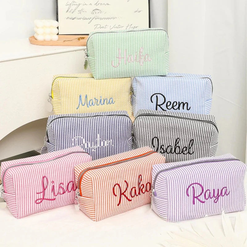 Striped Name Pouch – Henkilökohtainen ja tyylikäs – meikkipussi